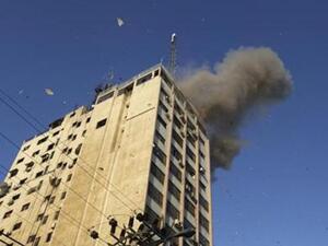 دخان يتصاعد من بناية تضم مكاتب لوسائل الإعلام في غزة بعد غارة اسرائيلية
