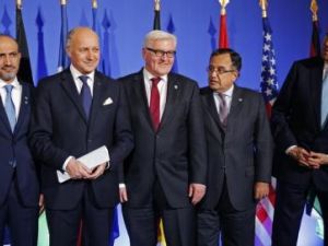 وزراء خارجية الولايات المتحدة ومصر والمانيا وفرنسا ورئيس الائتلاف الوطني السوري المعارض (من اليمين لليسار) يحضرون مؤتمرا صحفيا في باريس يوم الاحد
