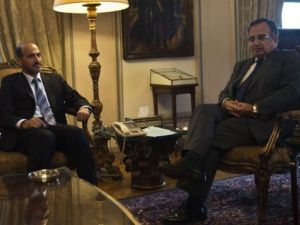 وزير الخارجية المصري نبيل فهمي (يمين) ورئيس الائتلاف الوطني السوري احمد الجربا