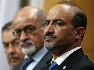 احمد الجربا رئيس الائتلاف الوطني السوري المعارض خلال مؤتمر صحفي في لندن يوم الثلاثاء
