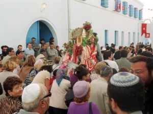 حجاج يهود امام كنيس في جربة
 حجاج يهود امام كنيس في جربة