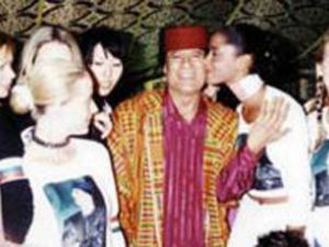 العقيد محاط بطاقم ممرضات اكراني 