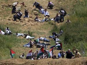 محتجون يحتمون خلال مظاهرة على الحدود الاسرائيلية السورية قرب قرية مجدل شمس في مرتفعات الجولان
