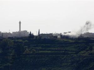 دخان يتصاعد بعد انفجار قذائف بقرية سورية قرب خط وقف اطلاق النار مع اسرائيل بمنطقة الجولان
