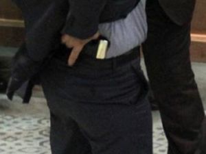 صورة للنائب العدوان وهو يمد يده الى مسدسه خلال الشجار