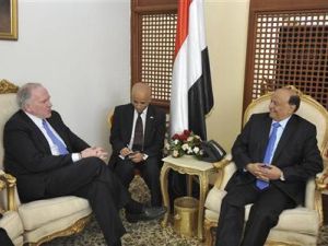الرئيس اليمني عبد ربه منصور هادي يستمع لجون برينان مستشار الرئيس الامريكي لشؤون مكافحة الارهاب 
 الرئيس اليمني عبد ربه منصور هادي يستمع لجون برينان مستشار الرئيس الامريكي لشؤون مكافحة الارهاب