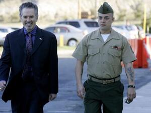 السرجنت فرانك ووتريتش (يمين) يسير الى جانب محاميه نيل بوكيت