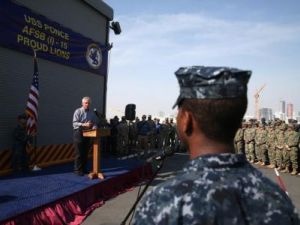 وزير الدفاع الأمريكي تشاك هاجل (الى اليسار) يلقي كلمة على متن السفينة الحربية بونس بالمنامة
