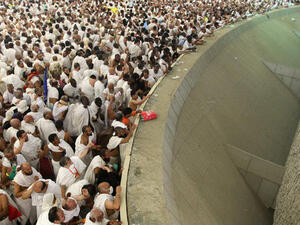 Thousands of pilgrims engage in the devil stoning ritual at Hajj. (Photo courtesy of Al Arabiya)