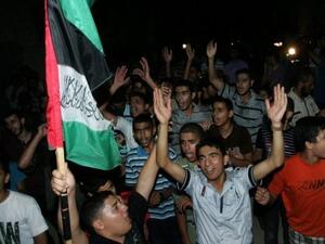 مناصرو حماس يحتفلون بالاتفاق على صفقة اطلاق سراح الف اسير فلسطيني مقابل اطلاق سراح الجندي الاسرائيلي جلعاد شاليط
