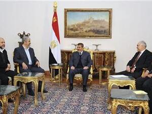 الرئيس المصري محمد مرسي خلال اجتماعه مع وفد حركة حماس في القاهرة
