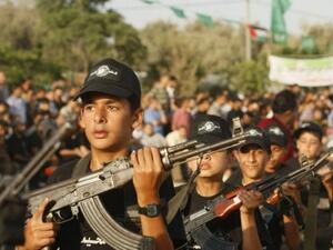 حفل في نهاية مخيم صيفي عسكري لغزة في حماس
