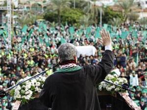 رئيس المكتب السياسي لحركة حماس يتحدث في حشد بمناسبة مرور 25 عاما على تأسيس الحركة في مدينة غزة 