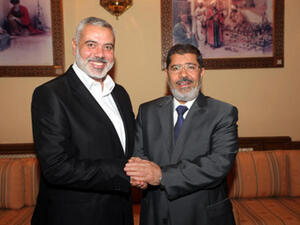 هنية وزع الحلوى بعد فوز مرسي