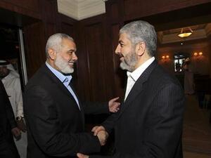 
خالد مشعل رئيس المكتب السياسي لحركة حماس (يمينا) يصافح اسماعيل هنية رئيس حكومة حماس في غزة في لقاء في الدوحة يوم 15 فبراير شباط 2012 
