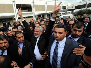 رئيس حكومة حماس اسماعيل هنية يحيي مؤيديه عند وصوله الى تونس
