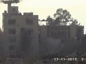 مبنى ادارة المركبات في حرستا قبل لحظات من الانفجار