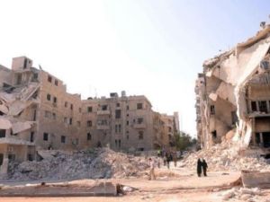 مارة بين مبان مهدمة بالقرب من مستشفى الحياة في حلب