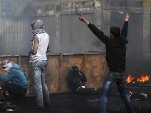  فلسطيني يلوح بعلامة النصر خلال اشتباكات مع جنود اسرائيليين في الخليل
