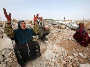 بدو فلسطينيون ينتحبون بعد قيام الجرافات الاسرائيلية بتدمي مساكنهم وخيمهم في الخليل
