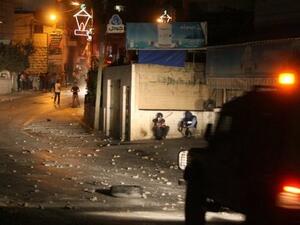 جيب للجيش الاسرائيلي اثناء مروره في شوارع مدينة الخليل بالضفة الغربية