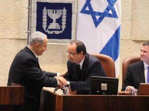 نتانياهو يصافح هولاند في الكنيست الاثنين