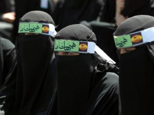 نساء يمنيات مناصرات للحوثيين خلال احياء عاشوراء في 14 نوفمبر 2013 
