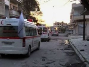 صورة من التلفزيون الرسمي السوري السبت 25 شباط/فبراير تظهر سيارات اسعاف تابعة للهلال الاحمر في مدينة حمص 
