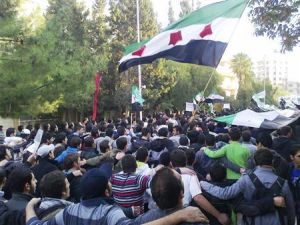 محتجون ضد الرئيس السوري بشار الاسد يتظاهرون في حمص 
