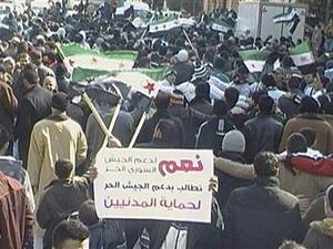 متظاهرون ضد الرئيس السوري بشار الاسد بعد صلاة الجمعة في حمص.