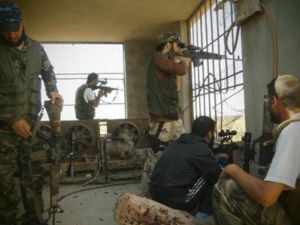 افراد من الجيش السوري الحر في موقع دفاعي باحد المنازل بحمص
