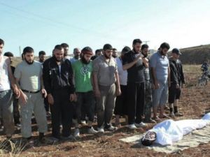 سوريون يصلون الجنازة على مواطن لهم قتل في حمص