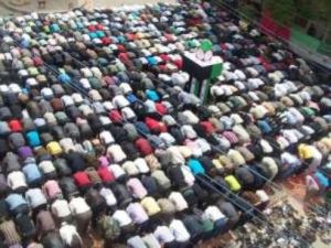 متظاهرون يؤدون صلاة الجمعة في مدينة القصير بمحافظة حمص متظاهرون يؤدون صلاة الجمعة في مدينة القصير بمحافظة حمص