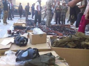 مقاتلون من الجيش السوري الحر يعرضون اسلحة غنموها من قوات الاسد في حلب
