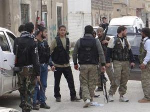 مقاتلون من الجيش السوري الحر يتجمعون عقب معارك مع قوات الاسد قرب الحسكة 