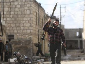 مقاتل من الجيش السوري الحر خلال اشتباكات في حلب يوم الثلاثاء
