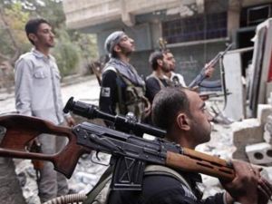 عناصر من الجيش السوري الحر تقاتل في مدينة حلب