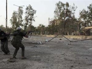 مقاتلو الجيش السوري الحر يردون على اطلاق نار لما يقول نشطاء انها اشتباكات بين الجيش السوري الحر والقوات الموالية للرئيس بشار الاسد في دير الزور
