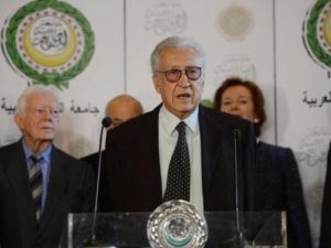 الاخضر الابراهيمي ويبدو خلفه الرئيس الاميركي الاسبق جيمي كارتر