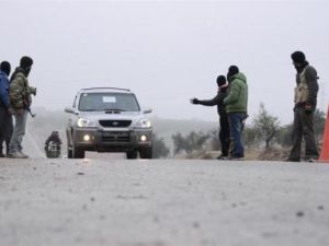 مقاتلون في الجيش السوري الحر المعارض يقيمون نقطة تفتيش لمنع عناصر مرتبطة بتنظيم القاعدة من التسلل الى ادلب