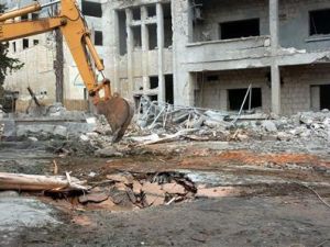 صورة من موقع انفجار قنبلتين بالقرب من مبان حكومية في ادلب يوم الاثنين صورة من موقع انفجار قنبلتين بالقرب من مبان حكومية في ادلب يوم الاثنين