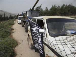 عربات تقل مقاتلين من الجيش السوري الحر في ادلب