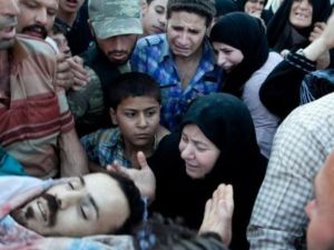 اقارب محمد احمد رحيم يشيعونه في احدى قرى ادلب بعد ان قتل برصاص قناص خلال تظاهرة ضد النظام
