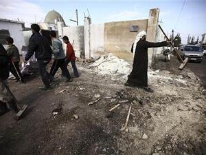 سكان ينظفون شوارع تعرضت للقصف بالقرب من ادلب 
