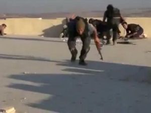 لقطة من فيديو بثه ناشطون على موقع يوتيوب يظهر مقاتلين من الجيش السوري الحر في ادلب 
