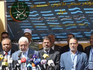 قياديو الاخوان المسلمين في مؤتمر صحافي في القاهرة
