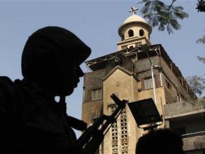 جندي في نوبة حراسة امام الكنيسة في امبابة