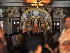 مصلون في احد المعابد الهندوسية في سيليغوري في 12 تشرين الاول/اكتوبر 2013
