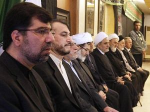 السفير الايراني في لبنان غضنفر ركن ابادي (يسار) يتقبل التعازي في الدبلوماسي الايراني الذي قتل في اعتداء بيروت
