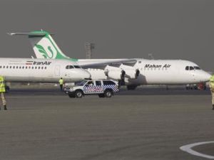 طائراتان احداهمت تابعة لشركة (ماهان اير) الايرانية (يمينا) والاخرى تابعة لشركة (ايران اير) في مطار مهراباد في طهران
